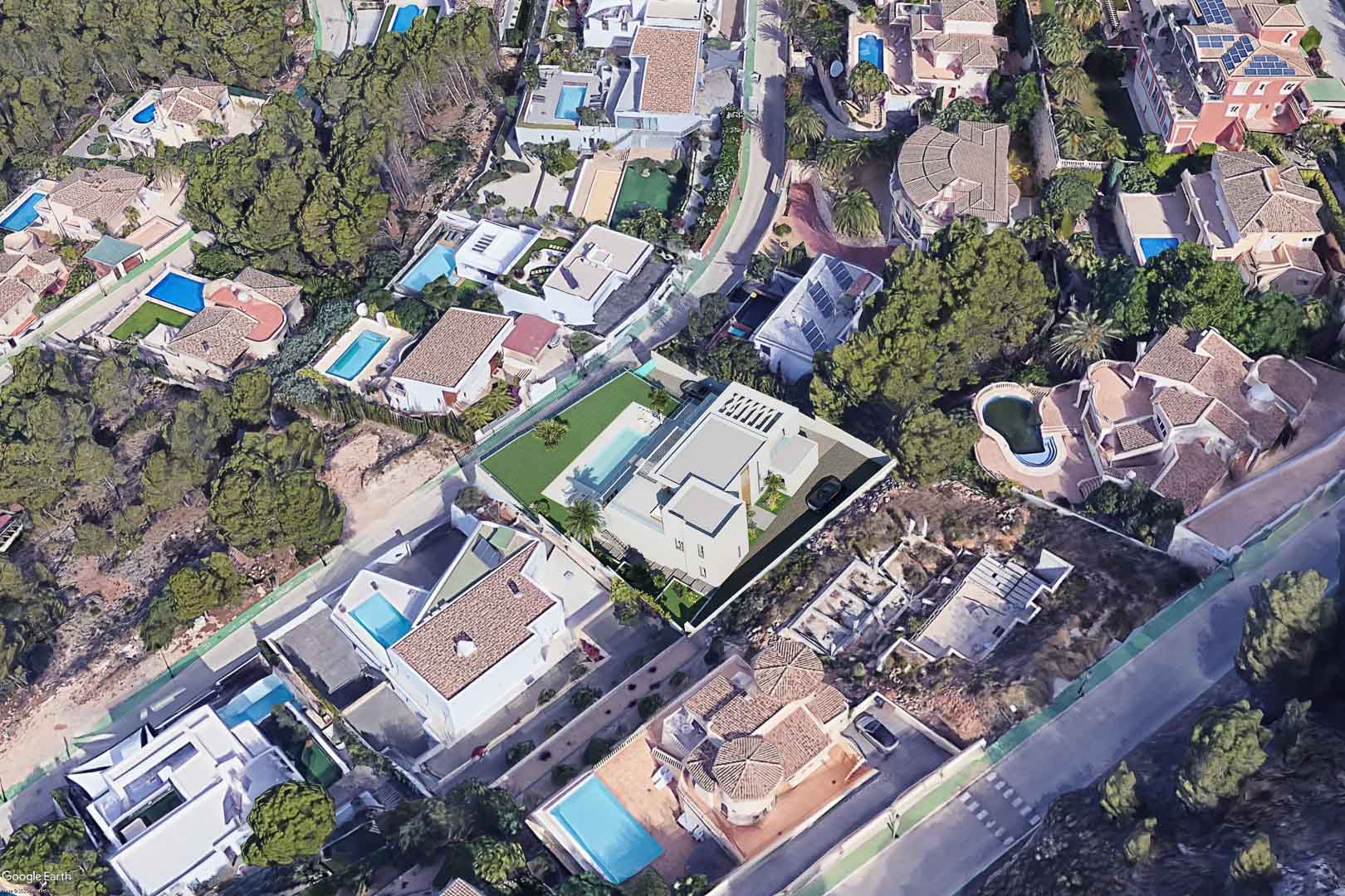 Luchtfoto van de villa in Altea Hills, met de moderne witte architectuur, het privézwembad en het aangelegde perceel geïntegreerd in de heuvel.