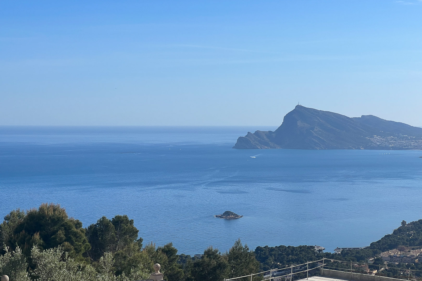 Panoramisch uitzicht op de Middellandse Zee en de Sierra Helada vanuit Altea Hills. Het natuurlijke landschap wordt gekenmerkt door pijnbomen en de baai van Altea.