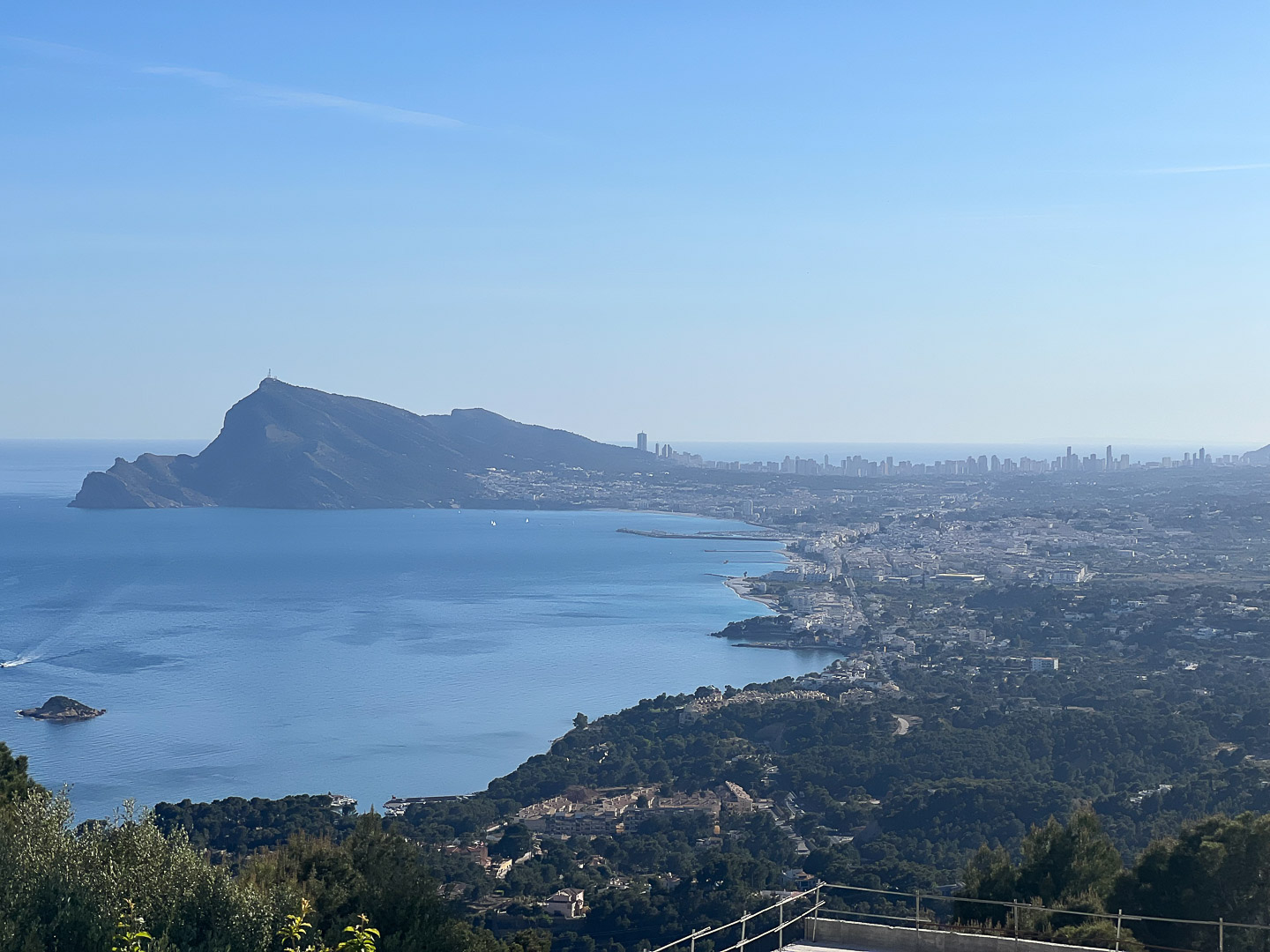 Panoramisch uitzicht vanuit Altea Hills over de baai, met de Sierra Helada en de skyline van Benidorm aan de horizon van de Middellandse Zee.