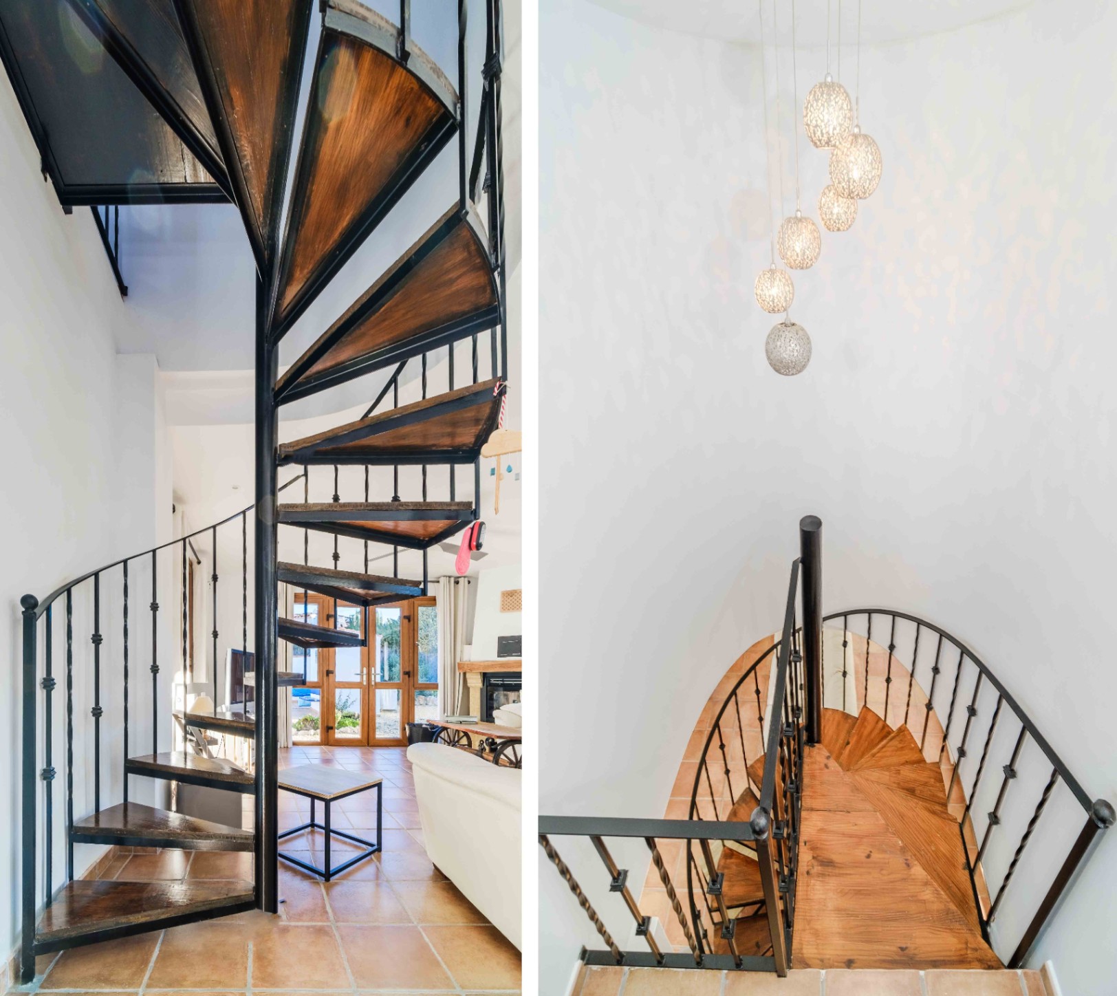 Wenteltrap met houten treden en zwart metalen leuning, verlicht door een moderne hanglamp met bollen boven een authentieke terracotta tegelvloer.