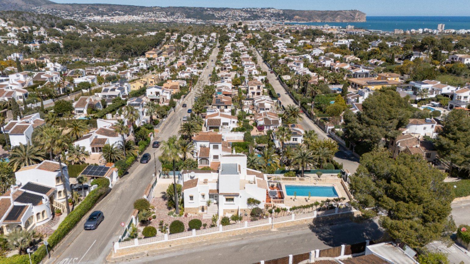Luchtfoto van de villa in Pinosol, met het privézwembad en een panoramisch uitzicht op de kustlijn van Jávea en de Middellandse Zee.