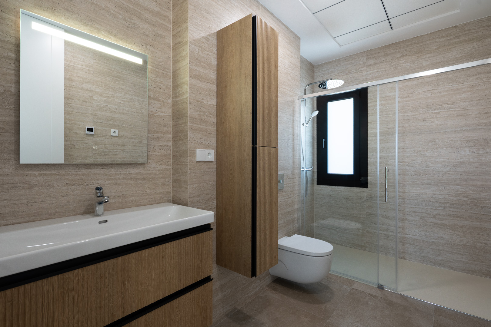 Moderne badkamer met getextureerde porseleinen wandtegels, zwevend houten wastafelmeubel, hangend toilet en inloopdouche met glazen wand.