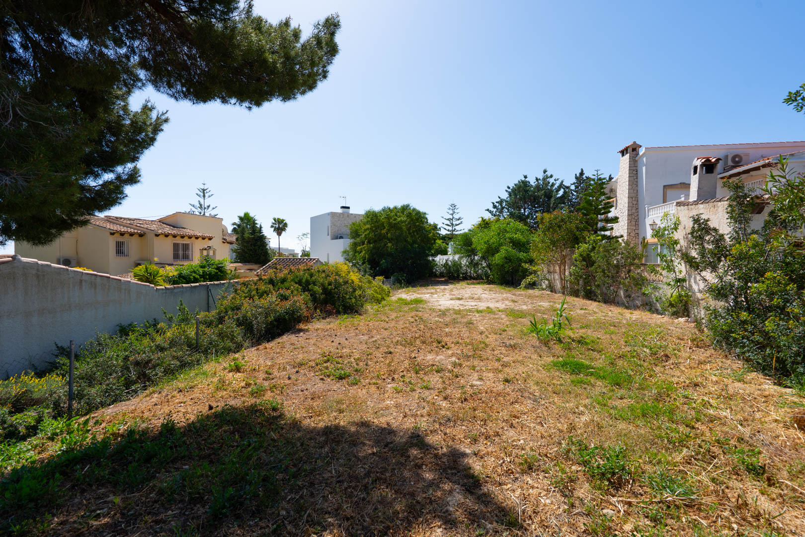 Ruim en vlak extra perceel van 900 m2 achter de villa, ideaal voor de aanleg van een gastenverblijf, sportveld of een grote mediterrane tuin.