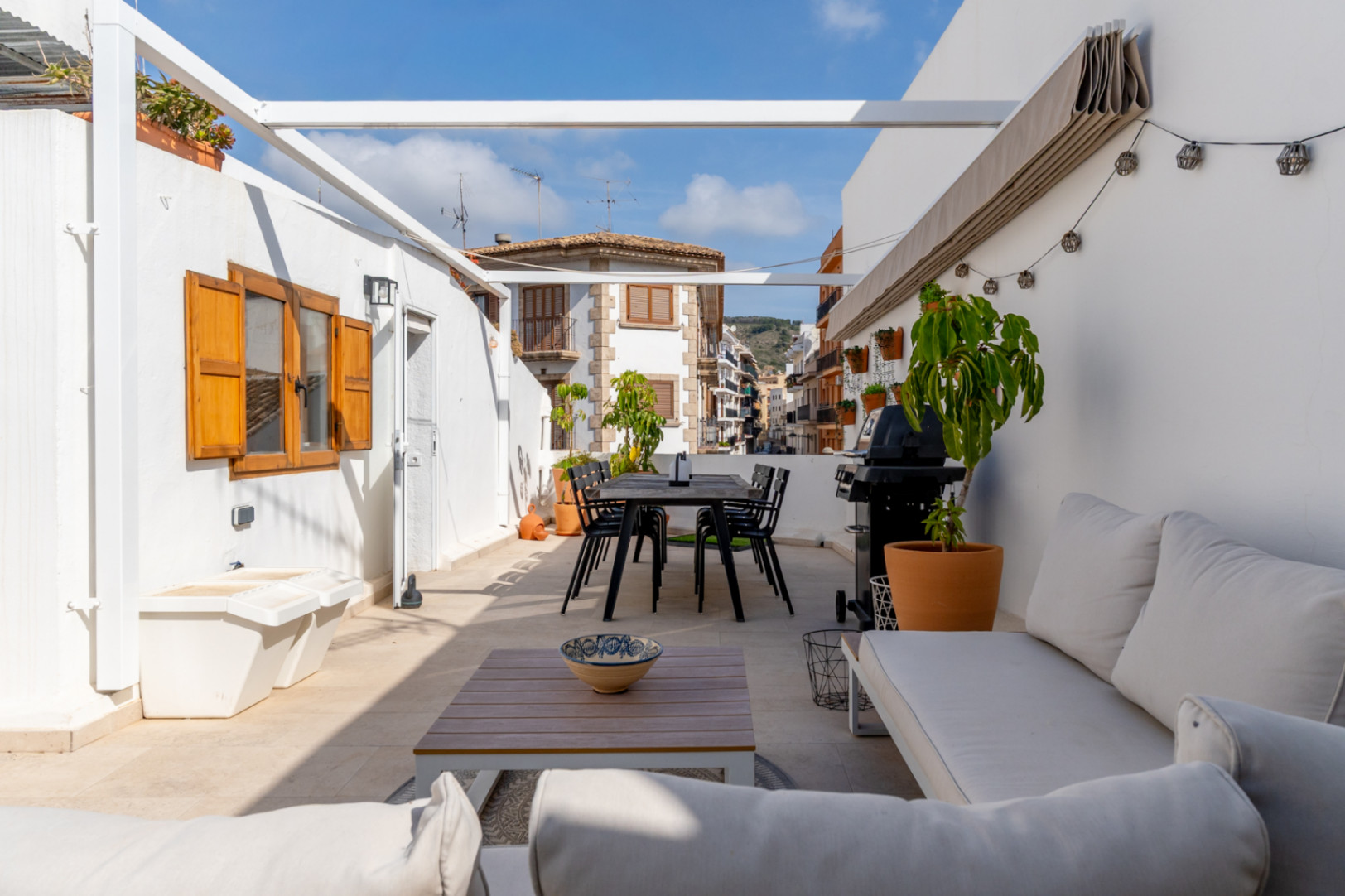 Ruim privé terras met eet- en barbecuegedeelte, met uitzicht op de oude stad van Jávea.