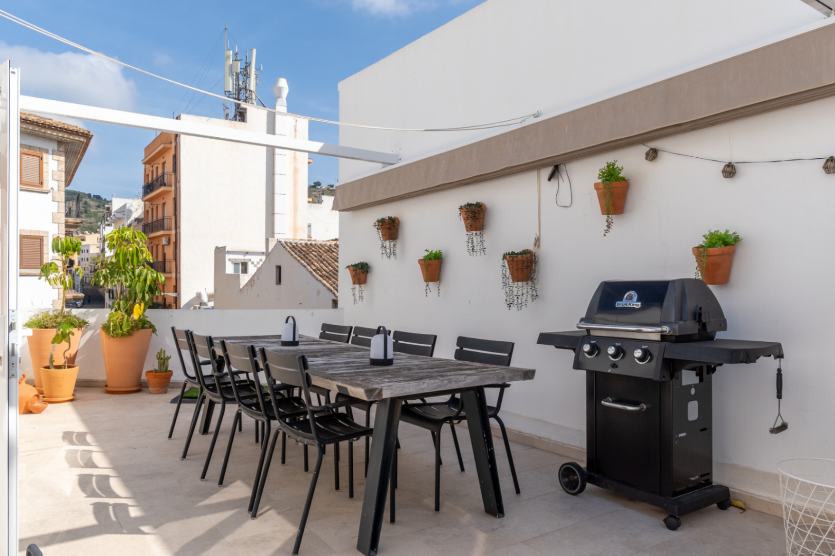 Terras met buiteneethoek, barbecue en uitzicht op de oude stad van Jávea.