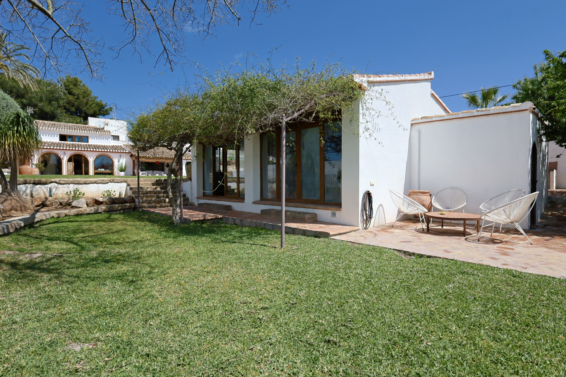 Tuinzicht en terras met tuinmeubilair in villa in Jávea.