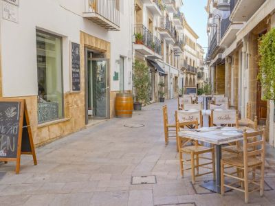 Charmante straat met buitentafels, perfect om te genieten van de lokale keuken in Jávea.
