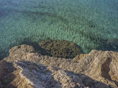 Uitzicht op de rotsachtige kustlijn met kristalhelder turquoise water in Jávea, Costa Blanca.