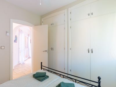 Lichte slaapkamer met design inbouwkast en toegang tot een terras.