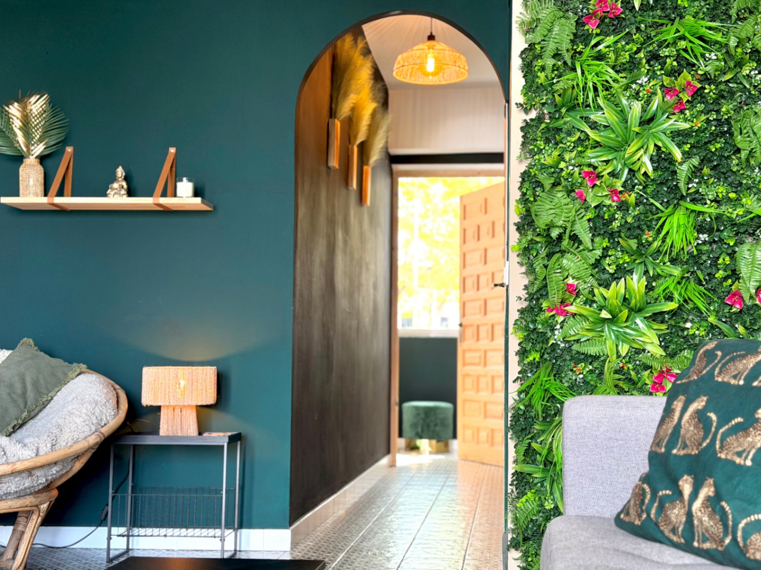 Interieur met verticale groene wand, decoratieve boog en zwevende plank aan blauwe muur.