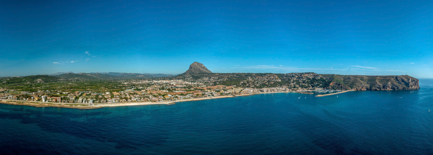 Panoramisch uitzicht op Jávea met Montgó op de achtergrond en de Middellandse Zee op de voorgrond.