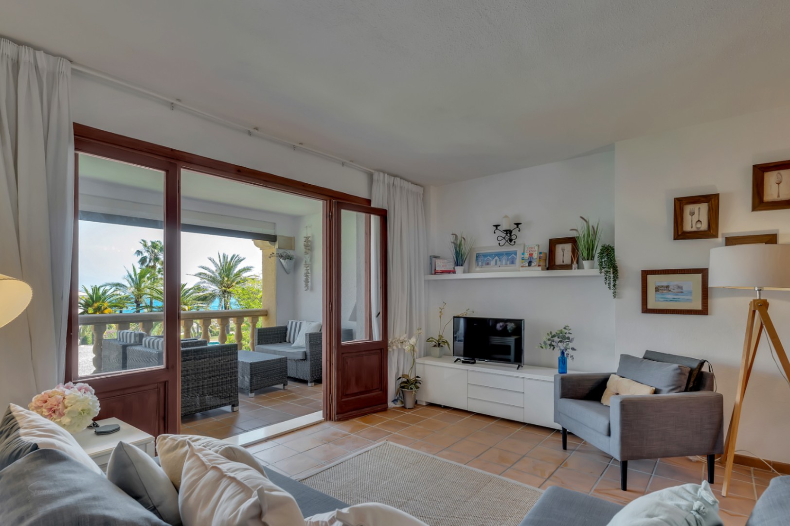 Lichte woonkamer met glazen terras en uitzicht op de Middellandse Zee in Jávea.