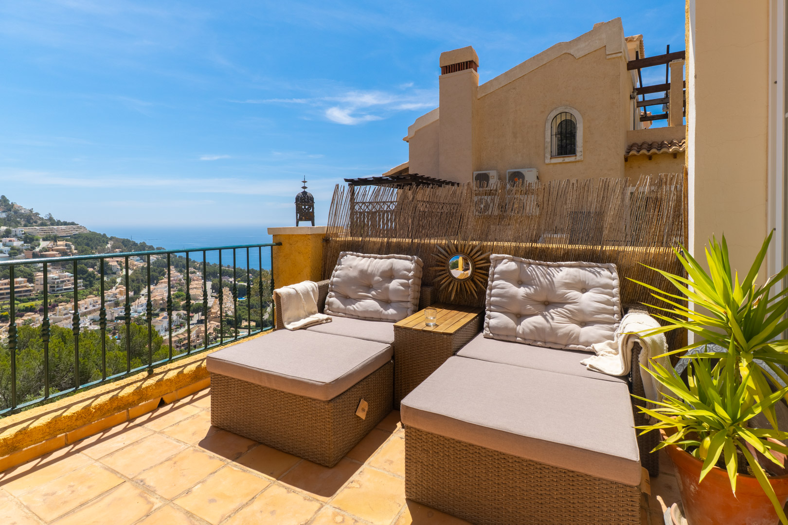 Altea Hills: Ruim 2-Slaapkamer Appartement met Potentie