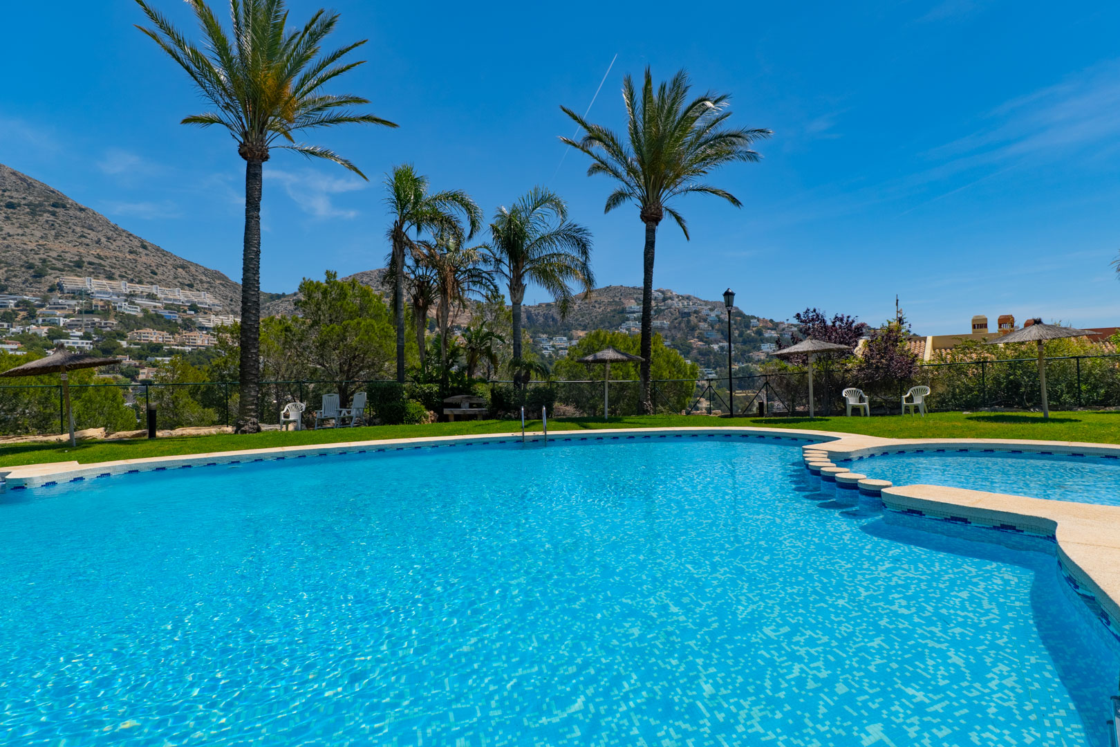 Altea Hills: Ruim 2-Slaapkamer Appartement met Potentie