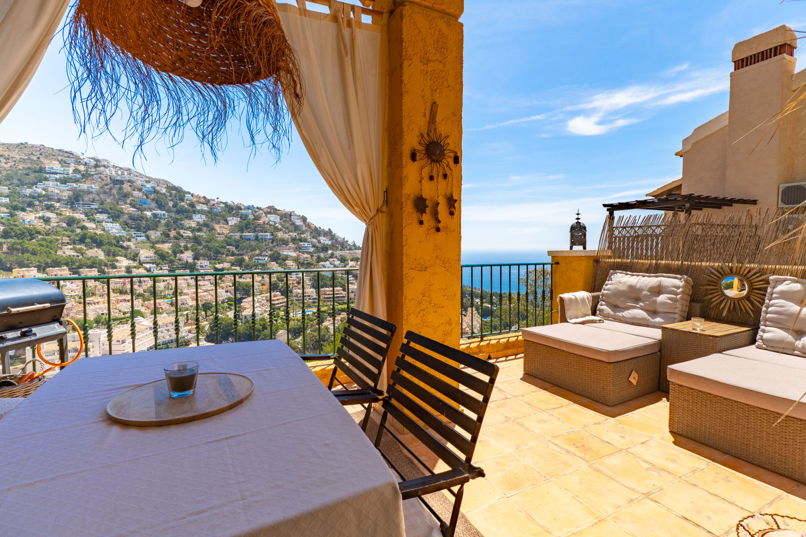 Altea Hills: Ruim 2-Slaapkamer Appartement met Potentie