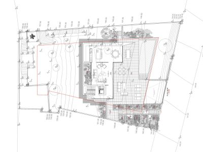 Gedetailleerde situatietekening van de villa, toont perceeltopografie, buitenindeling met zwembad, garage toegang en interieurontwerp.