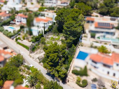 Luchtfoto van de residentiële wijk Montemar met villa's, privézwembaden, dichte mediterrane vegetatie en kronkelende wegen.