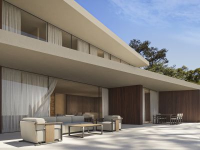 Moderne villa-exterieur met grote glazen wanden, donkere houten panelen en licht betegeld terras, met buitenlounge en eethoeken, omringd door weelderig groen.