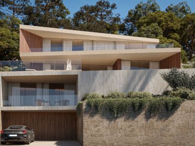 Moderne villa met meerdere verdiepingen, licht beton, houten accenten en glazen terrassen, ingebed in een groene heuvel met privéparkeerplaats.