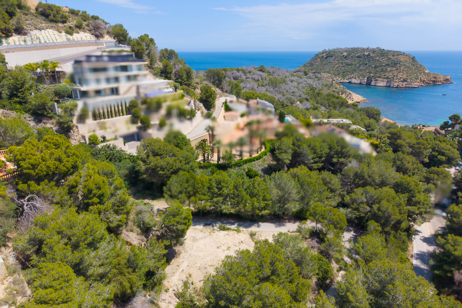 Luchtfoto van perceel in Mar Azul, Jávea, met uitzicht op zee en mediterrane vegetatie.
