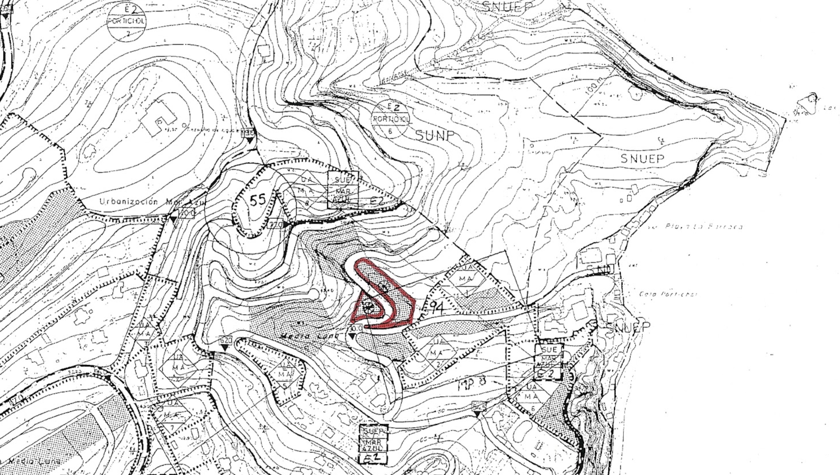 Topografische kaart van het perceel in Mar Azul, Jávea, rood gemarkeerd op het terreinreliëf.