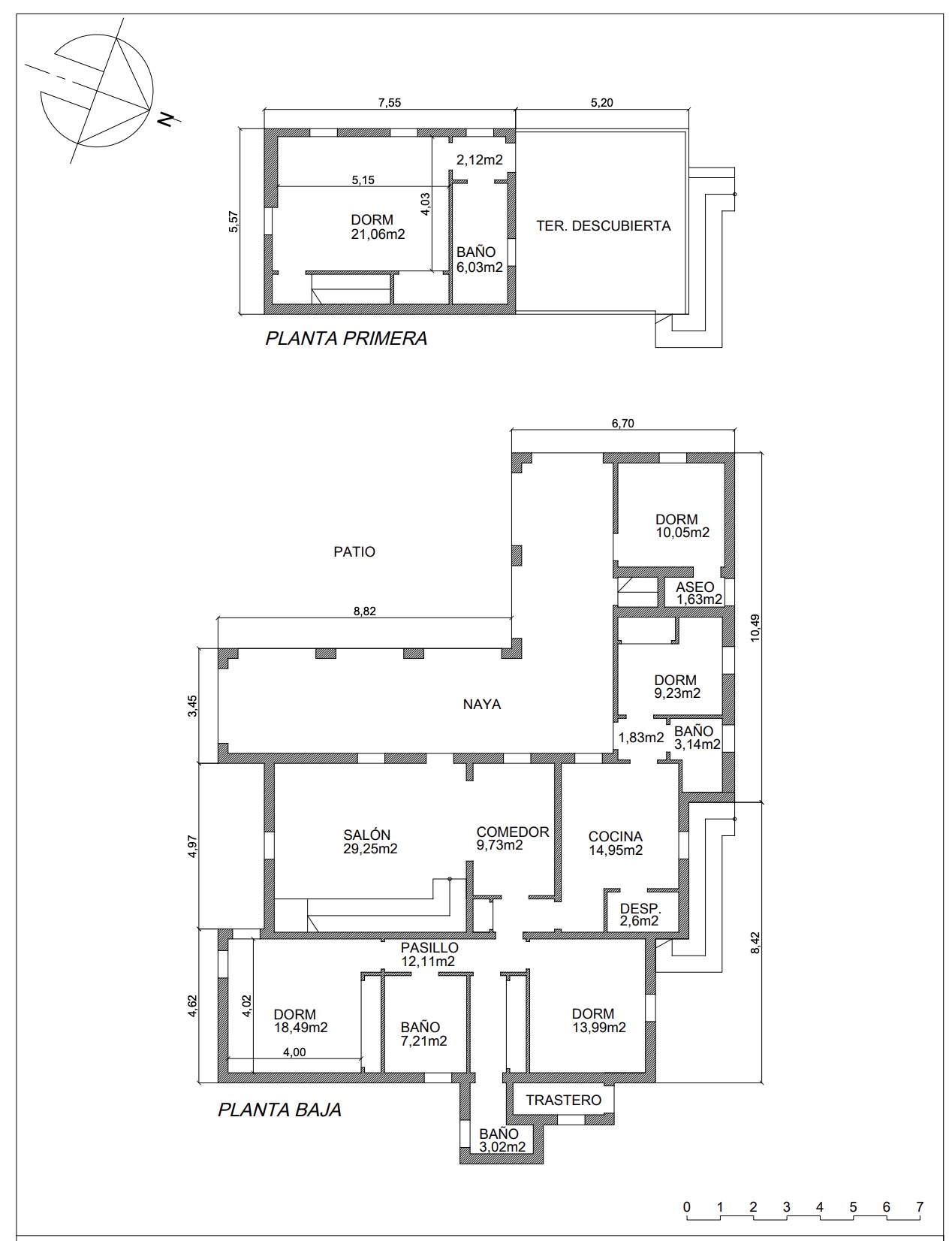 Gedetailleerde architectonische plattegrond van de villa, met de indeling van de kamers en de afmetingen.
