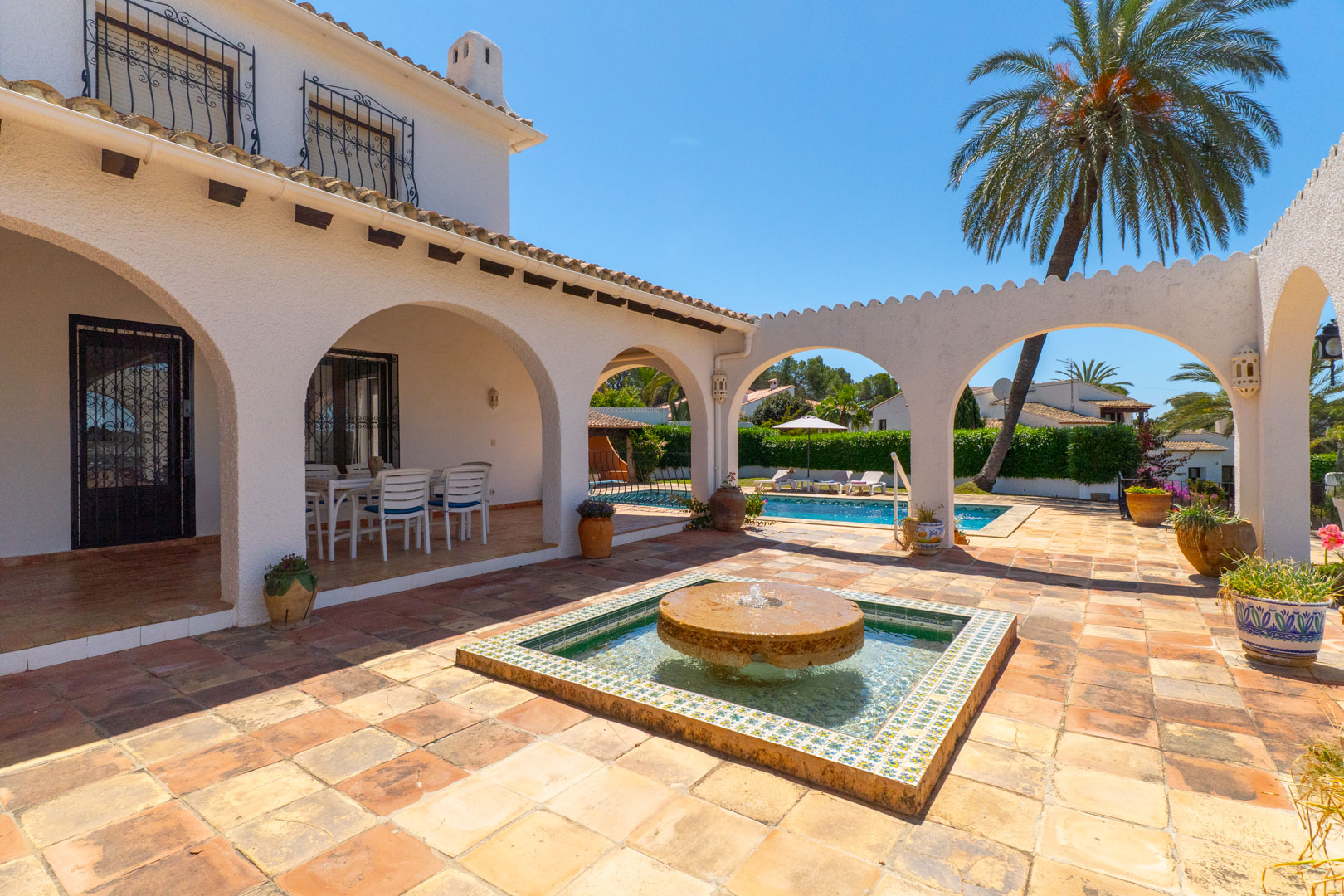 Patio met stenen fontein en toegang tot het zwembad, in villa in Moraira.