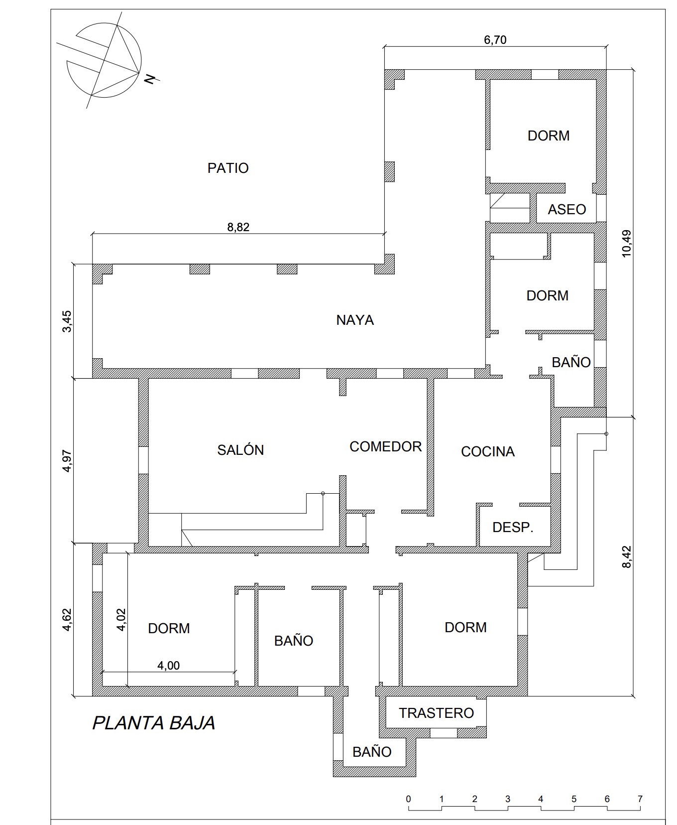 Plattegrond van de begane grond met patio, woonkamer, eetkamer, keuken en slaapkamers.