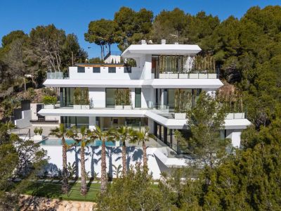 Hedendaagse villa met meerdere verdiepingen, witte gevel, ruime glazen terrassen, een zwembad met palmbomen en buitenkeuken, gelegen op een groene heuvel.