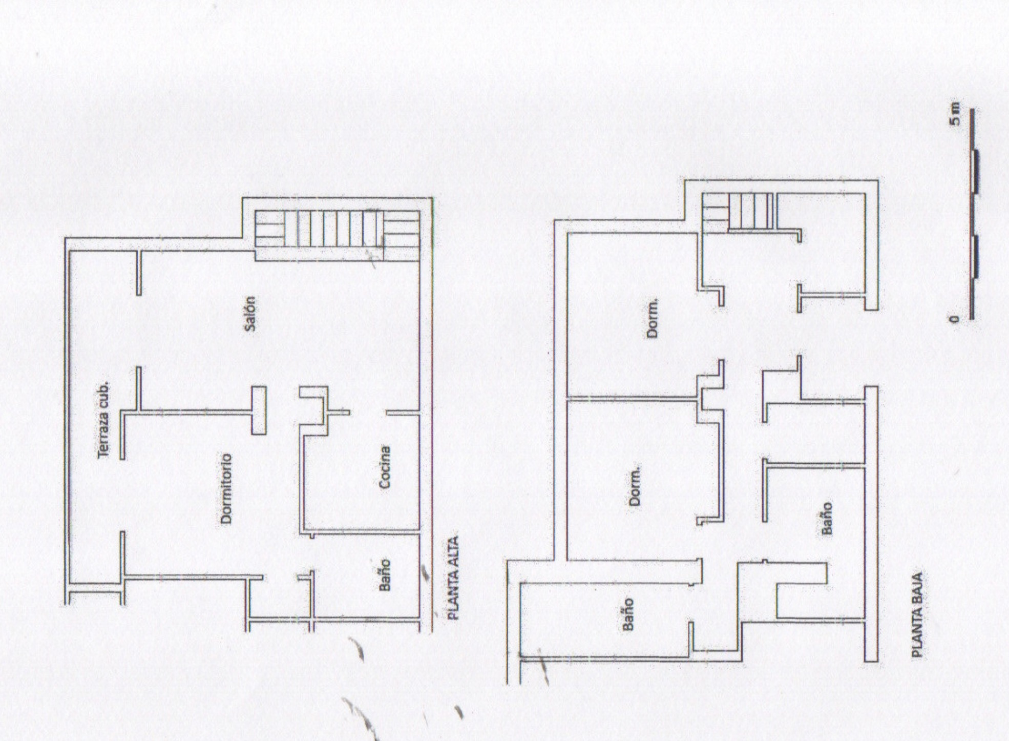Gedetailleerde plattegronden van de twee villaniveaus. De bovenverdieping toont woonkamer, keuken, slaapkamer en overdekt terras; de benedenverdieping heeft twee slaapkamers en twee badkamers. Inclusief schaalbalk.