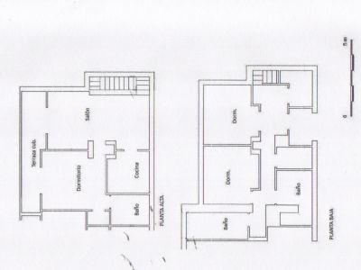 Gedetailleerde plattegronden van de twee villaniveaus. De bovenverdieping toont woonkamer, keuken, slaapkamer en overdekt terras; de benedenverdieping heeft twee slaapkamers en twee badkamers. Inclusief schaalbalk.