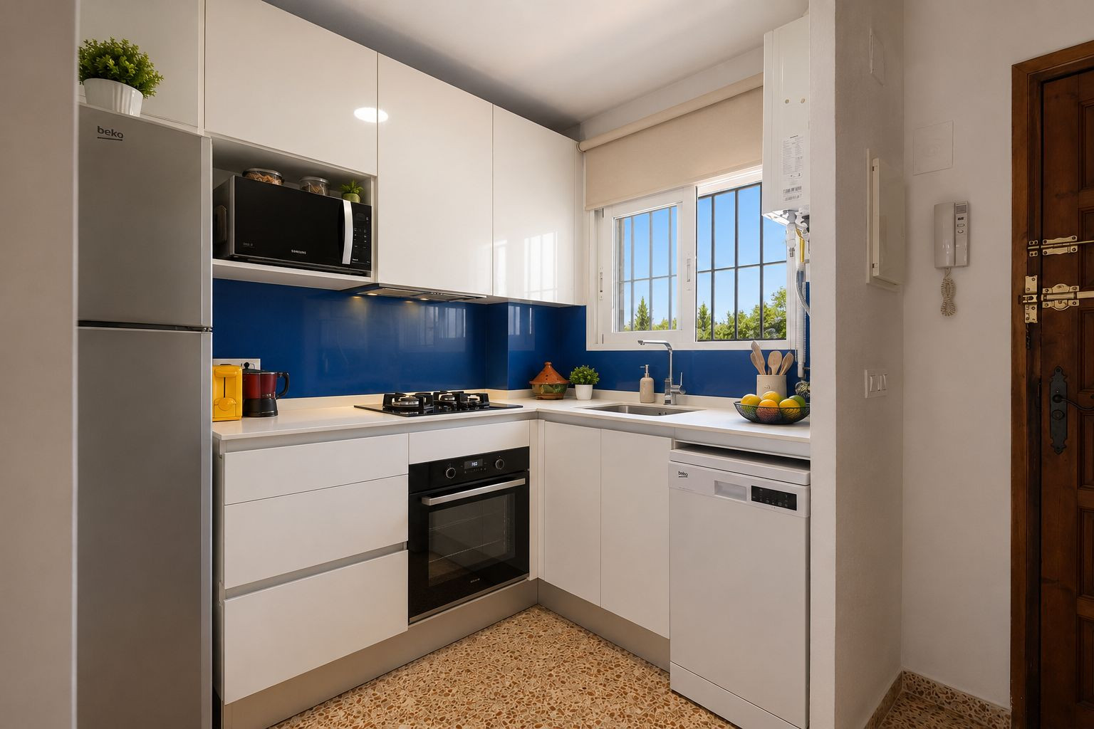Moderne en functionele keuken met glanzend witte kasten, een licht werkblad en een blauwe achterwand. Voorzien van inbouwapparatuur en een raam met uitzicht op groen.