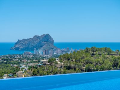 Rand van overloopzwembad met panoramisch uitzicht op de Middellandse Zee, Calpe en de iconische Peñon de Ifach.