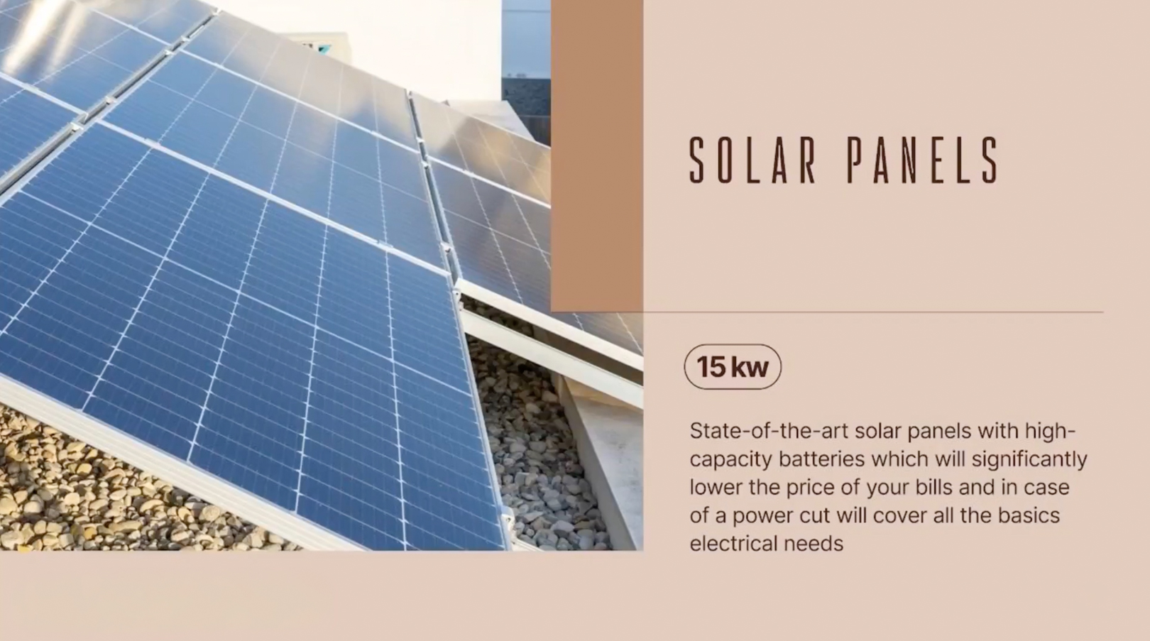 Buitenaanzicht van het 15 kW zonnepanelensysteem van de villa, geïnstalleerd op grind voor hoge energie-efficiëntie.