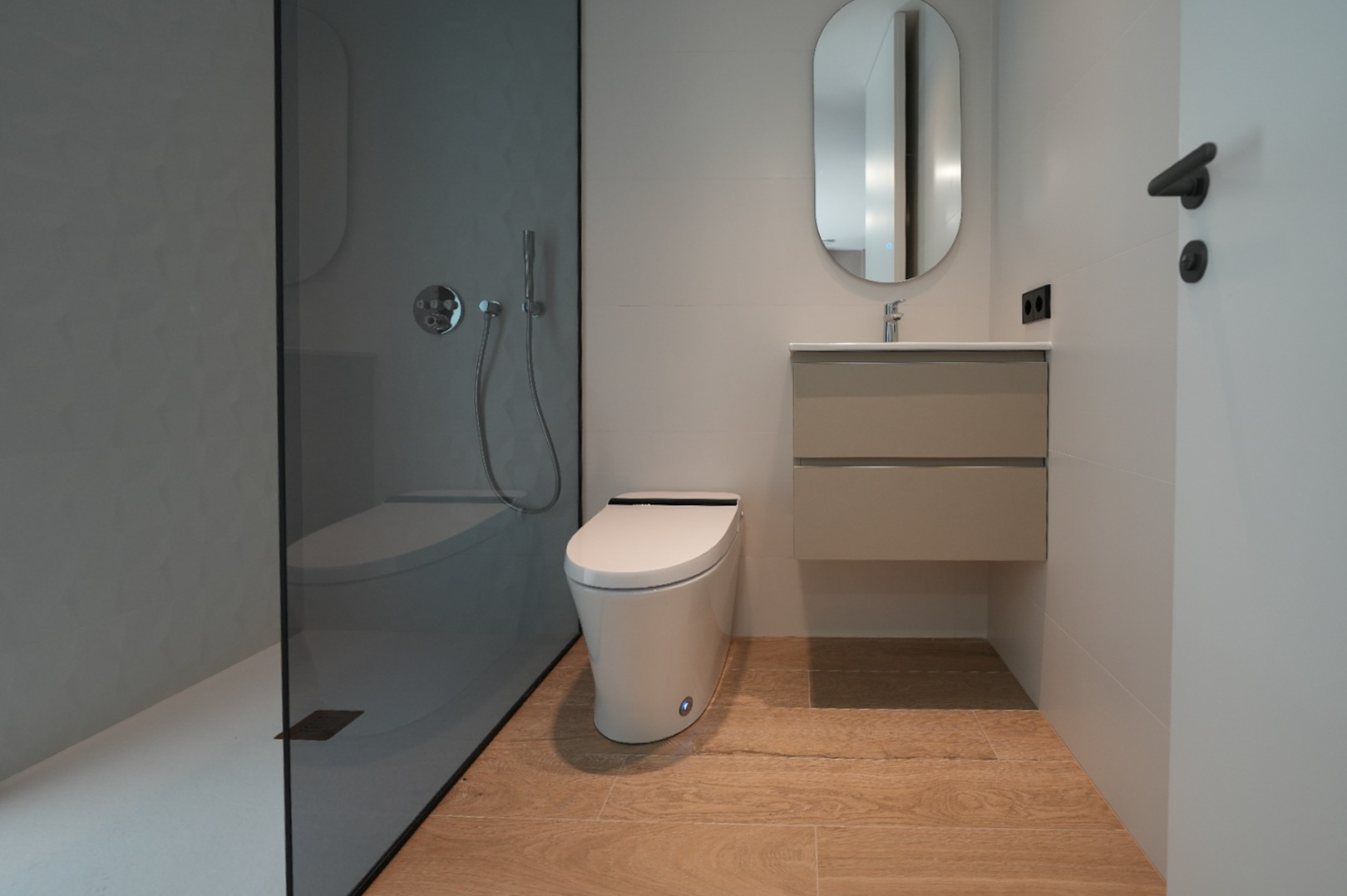 Moderne badkamer met inloopdouche, donker glas en grijs getextureerde wand, zwevend toilet, hangend wastafelmeubel en lichte houtlook vloertegels.