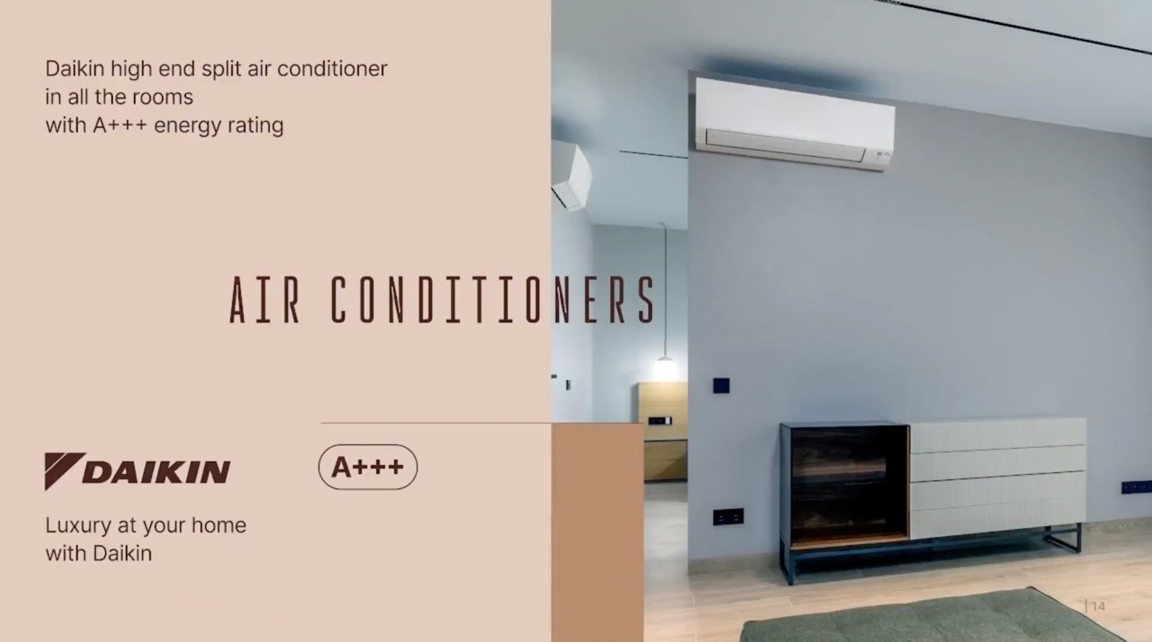 Moderne woonruimte met een hoogrendement Daikin split airconditioner en eigentijds dressoir met donker hout en geribbelde laden tegen lichtgrijze muur.