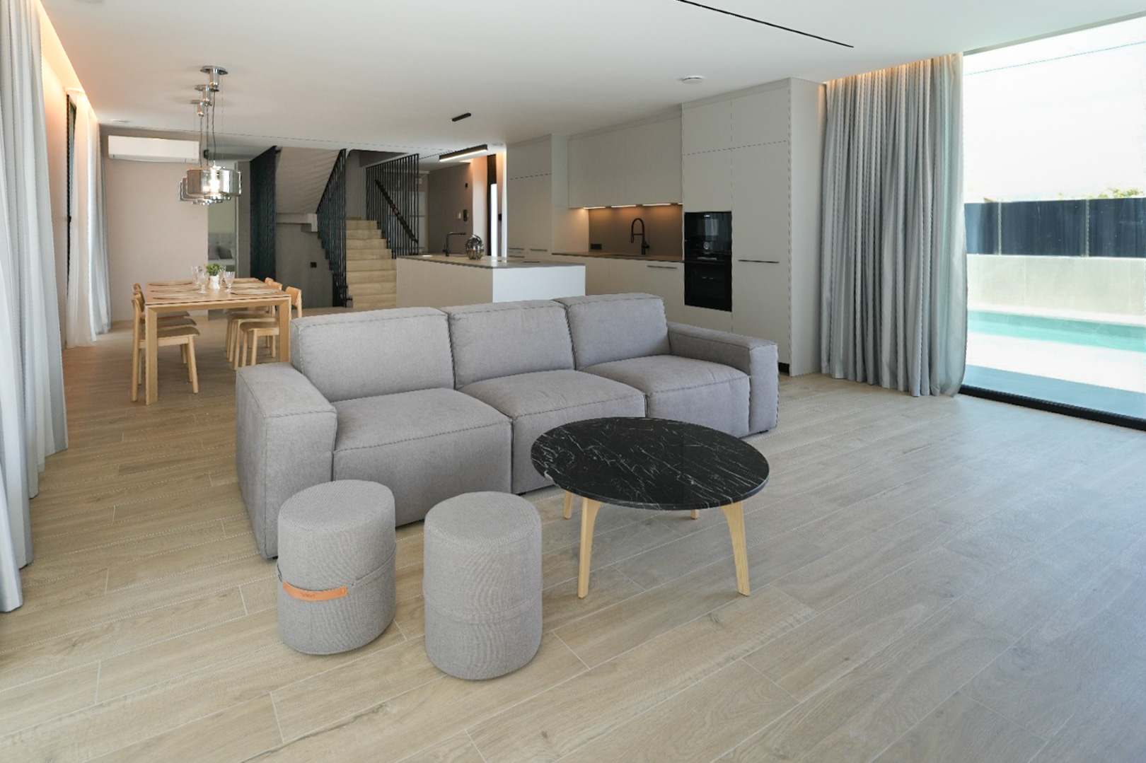 Open woon- en eetruimte met modulaire bank, marmeren salontafel en geïntegreerde keuken, verbonden met het buitenzwembad via grote ramen.