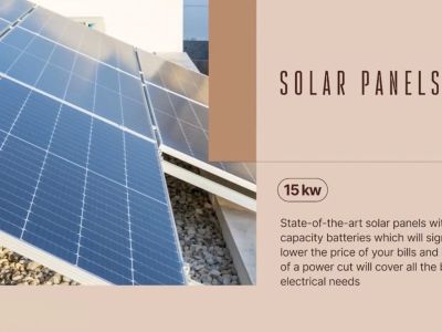 Buitenaanzicht van het 15 kW zonnepanelensysteem van de villa, geïnstalleerd op grind voor hoge energie-efficiëntie.