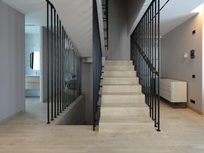 Modern interieur met lichte houtlook trap en strakke zwarte verticale balustrade. Een smart home bedieningspaneel is zichtbaar, leidend naar een badkamer met ronde spiegel.