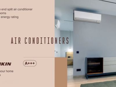 Moderne woonruimte met een hoogrendement Daikin split airconditioner en eigentijds dressoir met donker hout en geribbelde laden tegen lichtgrijze muur.