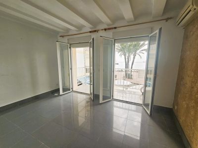 Woonkamer met toegang tot balkon