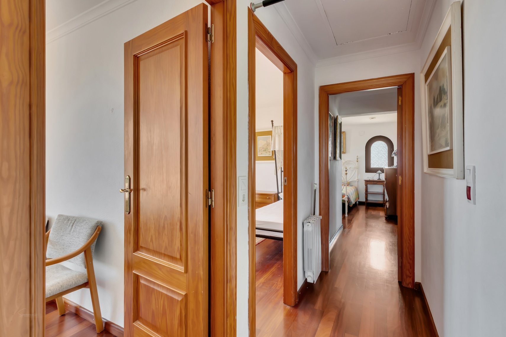 Gang met toegang tot slaapkamers