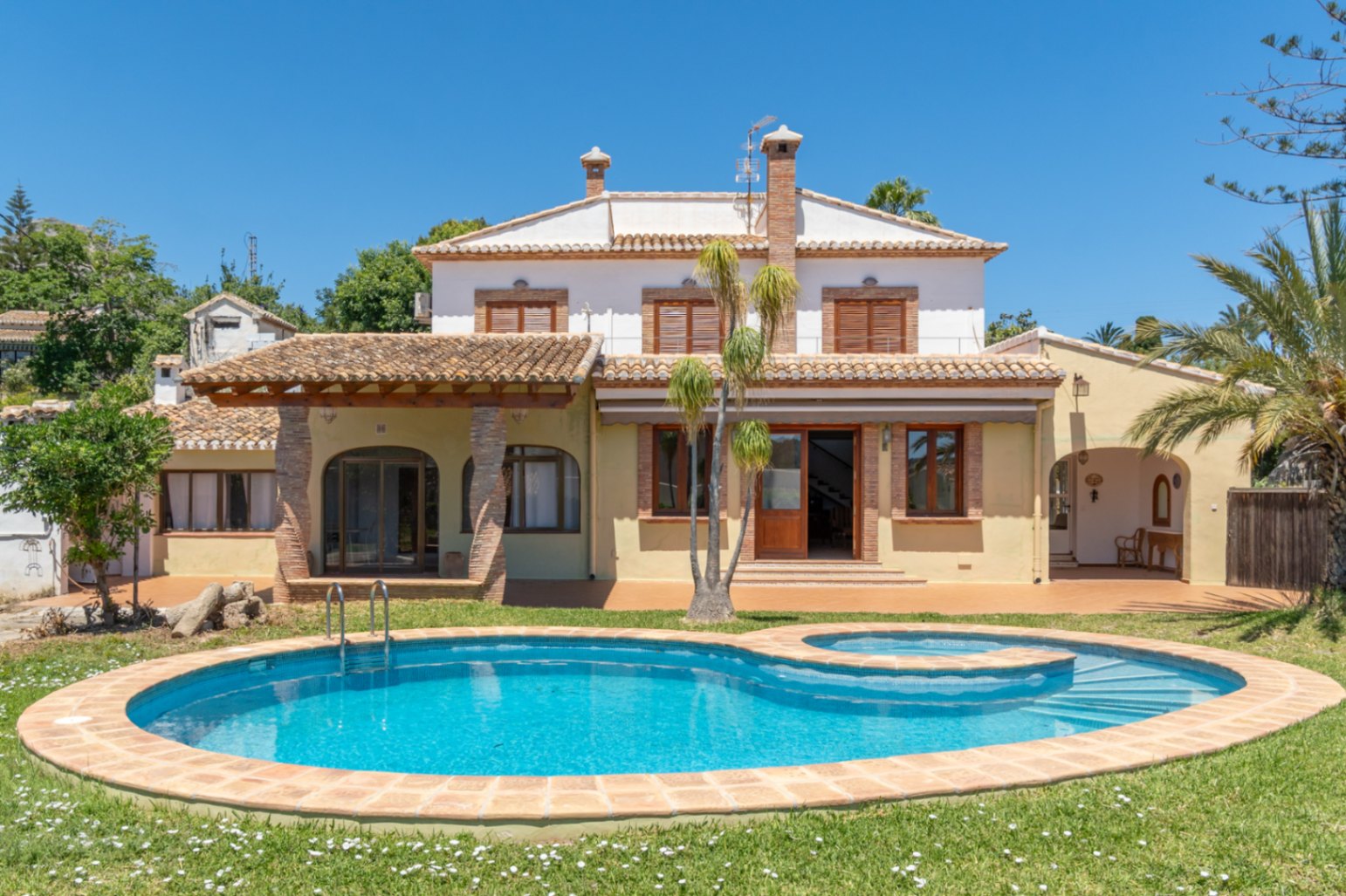 Villa exterieur met zwembad