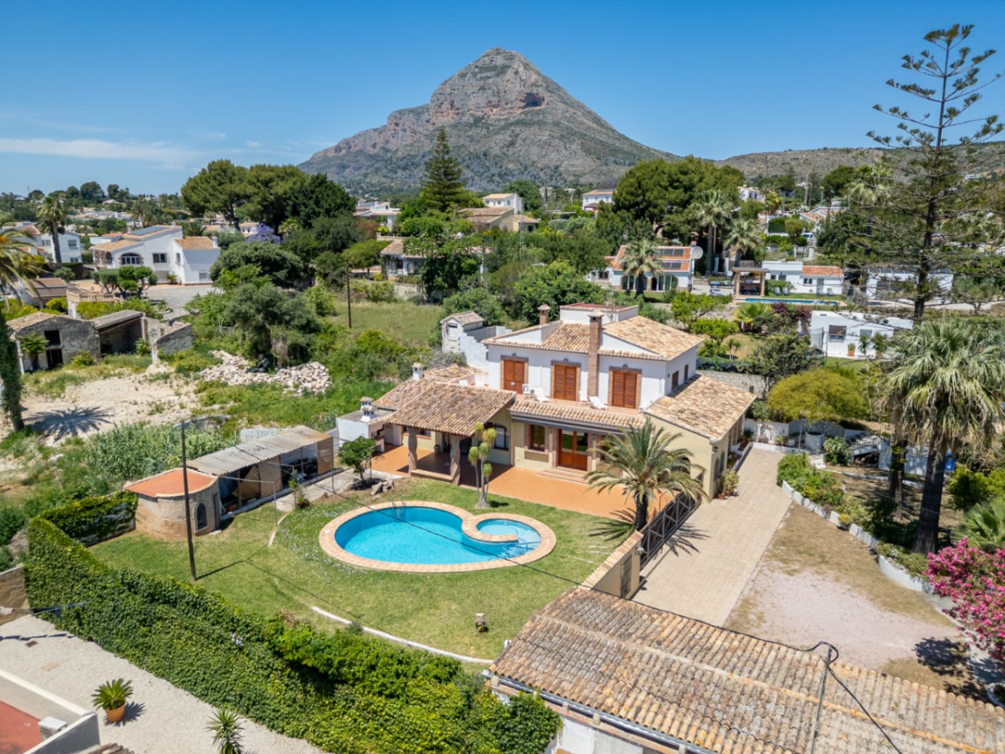 Luchtfoto van de villa met zwembad