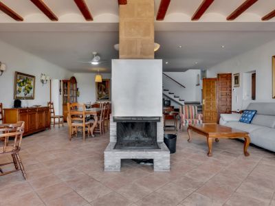 Woonkamer met open haard