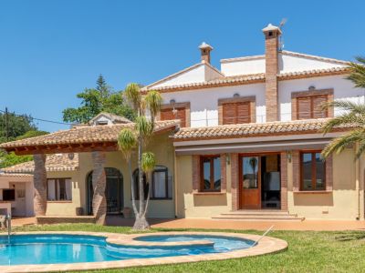 Exterieur van villa met zwembad