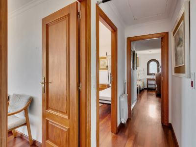 Gang met toegang tot slaapkamers