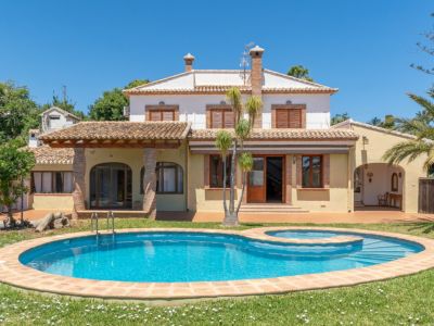 Villa exterieur met zwembad