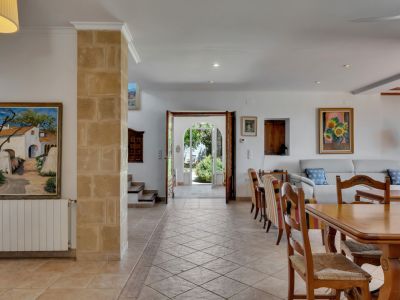 Woonkamer en entree