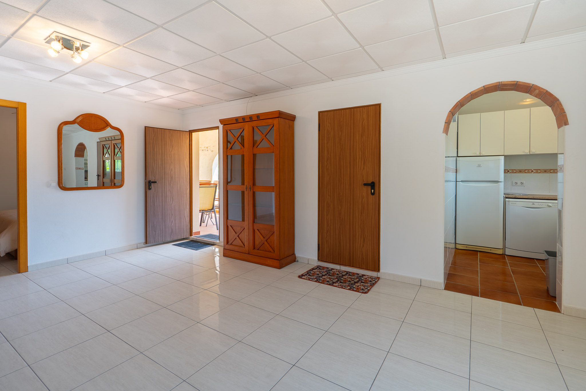 Woonkamer met halfopen keuken